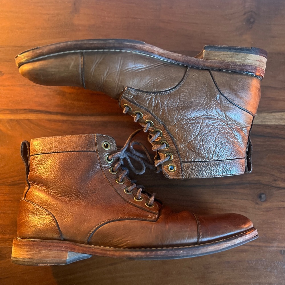 Vintage Cole haan
Men’s boot 8.5
Leather cap toe laced boots
Brown